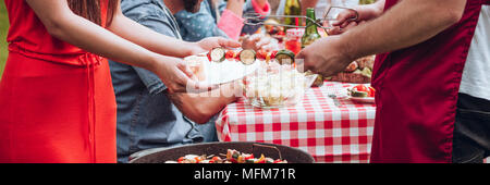 Close-up des Menschen gemeinsame Essen während der Grill Party Stockfoto