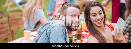 Panorama der glückliche Frau, eine selfie mit ihrem Freund während einer Gartenparty Stockfoto