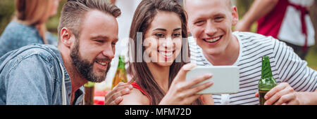 Panorama der gerne Freunde ein Foto bei einer Geburtstagsfeier Stockfoto