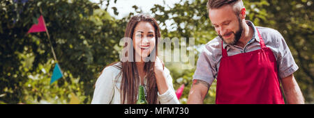Freunde Spaß beim Grillen im Garten im Sommer Stockfoto