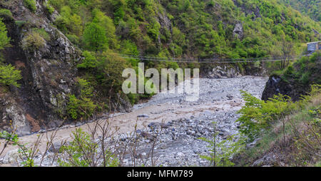 Hängebrücke über den Fluss in den Bergen Stockfoto