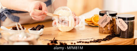 Nahaufnahme einer Person Vermischen natürlicher coconut Masse, die bei der Herstellung von organischen Face Cream Stockfoto