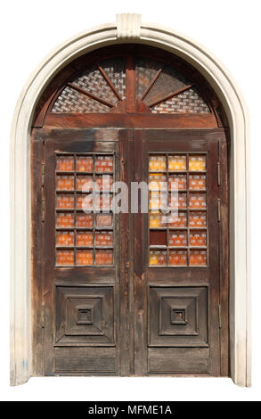 Alte Holz- gewölbten Tür mit dekorativen quadratische Stücke aus gewelltem Glas. Auf weiß mit Patch sonnigen Tag shot Isoliert Stockfoto