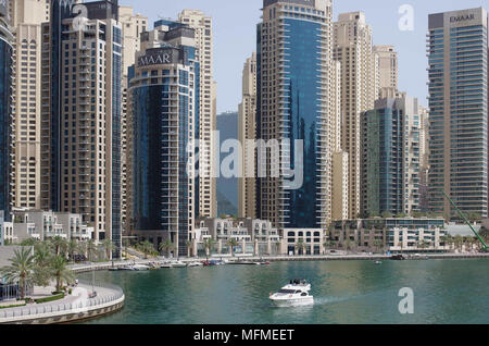 Dubai, Vereinigte Arabische Emirate - 01 April, 2018. Panorama der Wolkenkratzer des Business Zentrum, in der Nähe der Strandpromenade entfernt Stockfoto