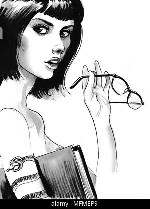 Hübsche Frau mit einem Buch und Brille Stockfoto