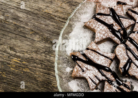 Ingwer Kekse mit Schokolade auf einem hölzernen Hintergrund Stockfoto
