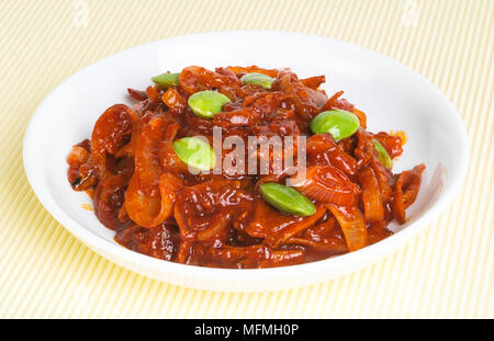 Frühlingszwiebeln, Zwiebeln, stinky Bohnen, rote Chilis auf einer Platte Stockfoto