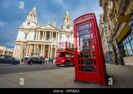 London, England - Traditionelle rote Telefonzelle mit iconic Red vintage Doppeldeckerbus unterwegs in der St. Paul's Cathedral an einem sonnigen Tag Stockfoto