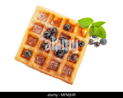 Handgefertigte belgische Waffel mit Blaubeeren, Puderzucker und minzeblatt auf weißem Hintergrund, Ansicht von oben Stockfoto