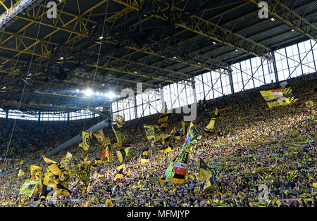 Die Anhänger von Borussia Dortmund mit Fahnen auf der Südterrasse des Signal Iduna Park. Stockfoto
