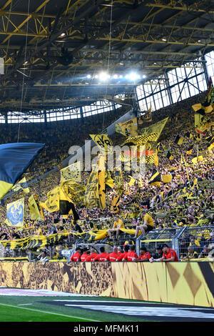 Die Anhänger von Borussia Dortmund mit Fahnen auf der Südterrasse des Signal Iduna Park. Stockfoto