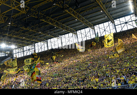 Die Anhänger von Borussia Dortmund mit Fahnen auf der Südterrasse des Signal Iduna Park. Stockfoto