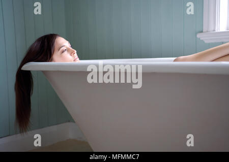 Junge Frau in einer Badewanne Ref: CRB413 10005 157 obligatorische Credit: Gianni Diliberto/Photoshot Stockfoto
