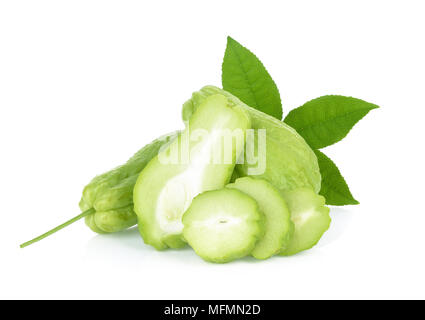 Chayote, ganz, frisch chayote auf weißem Hintergrund Stockfoto