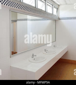 Badezimmer im Büro. Waschbecken und Spiegel in der Toilette Stockfoto