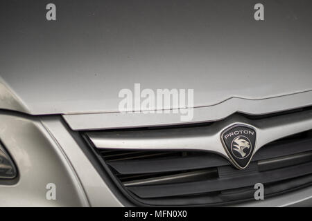 Proton Auto Wappen und Logo auf der Vorderseite des Fahrzeugs. Moderne & High Tech Auto aufbauen, indem Sie eine der Malaysischen Auto herstellen. Stockfoto