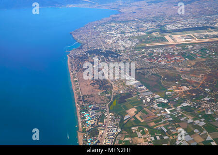 Luftbild von Lara Strand und Bucht von Antalya im Hintergrund Stockfoto