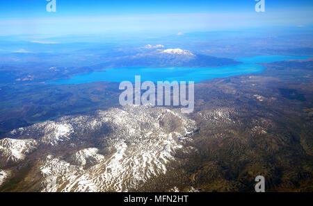 Luftbild von Frankfurt am Main See und schneebedeckte Berge in Isparta, Türkei Stockfoto