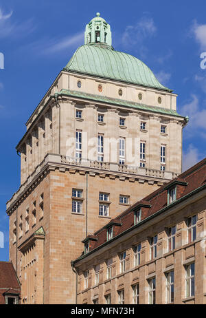 Zürich, Schweiz - 13. Oktober, 2013: Der Turm des Hauptgebäudes der Universität Zürich. Der Universität Zürich, in der Stadt Z Stockfoto