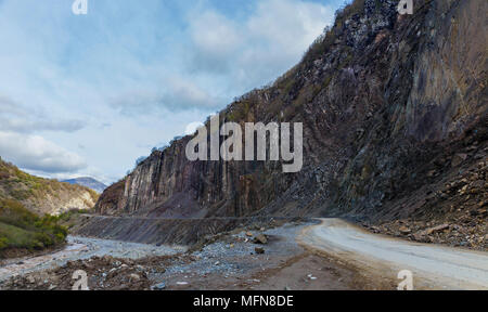 Mountain Road durch die Schlucht führt zu dem Dorf Lagich Stockfoto