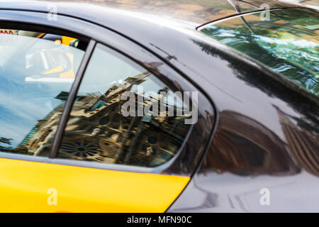 Freie taxi ausführlich mit der Kathedrale Sagrada Familia Spiegelungen im Glas, Barcelona, Spanien Stockfoto