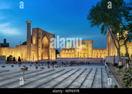 Registan Platz in der Dämmerung - das alte Zentrum von Samarkand, Usbekistan Stockfoto