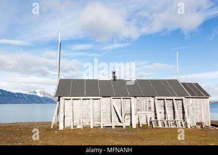 Der hölzerne Fischerhütte liegt in einem Fjord in Spitzbergen, Norwegen Stockfoto