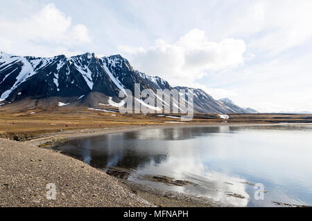 Panorama einer Fjord mit Touristen herum laufen am Strand an einem sonnigen Tag in Spitzbergen, Norwegen Stockfoto