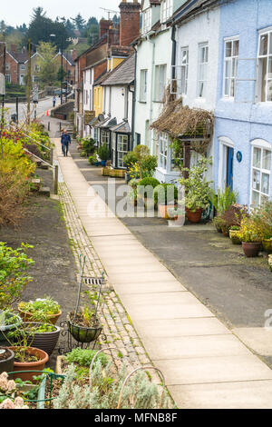 Südwestlicher Ansicht entlang des unteren Broad Street. Ludlow Shropshire UK April 2018. Stockfoto