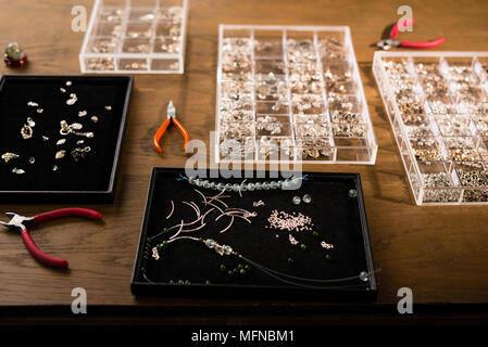 Tools für die Schmuckherstellung, bunten Stein Perlen. Schmuck Arbeitsplatz. Stockfoto