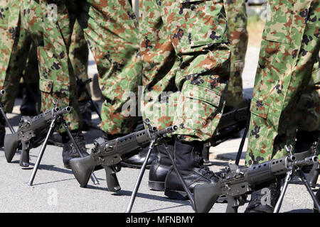 Japanische bewaffneten marschierenden Soldaten mit Gewehr, Japan Self Defense Forces Stockfoto