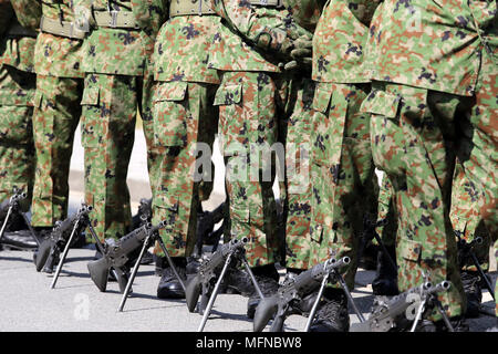 Japanische bewaffneten marschierenden Soldaten mit Gewehr, Japan Self Defense Forces Stockfoto