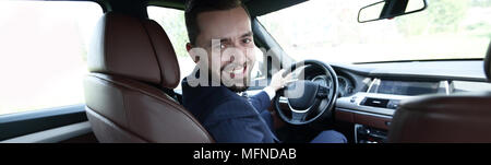 Erfolgreicher Mann hinter dem Steuer eines renommierten Auto sitzen Stockfoto