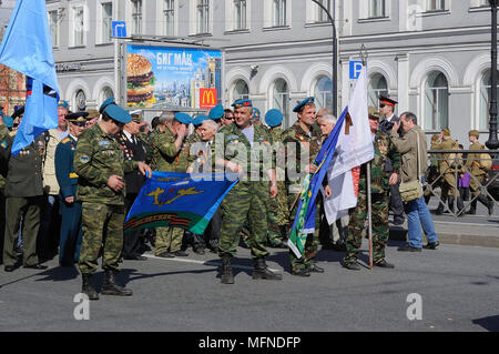 Soldaten der zerstreuten Kräfte für den Beginn der Prozession zum Tag des Sieges, Russland warten Stockfoto