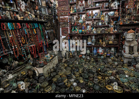 Dali, China - März 23, 2018: Chinesische store mit traditionellen Souvenirs aus ganz China gefüllt Stockfoto