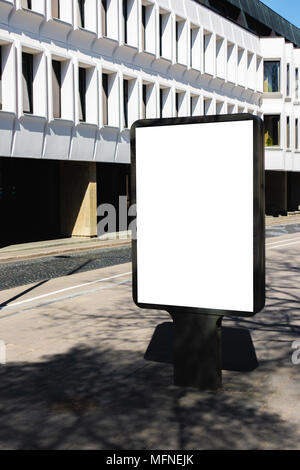 Mock-up. Leeren Plakatwand im Freien, Außenwerbung, öffentlichen Infotafel in der Stadt. Stockfoto