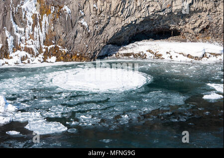 Eine Scheibe, die manchmal als ein Kreis oder pan Formen im eisigen Wasser auf der Skjalfandafljot Fluss, am Godafoss, Island. Stockfoto