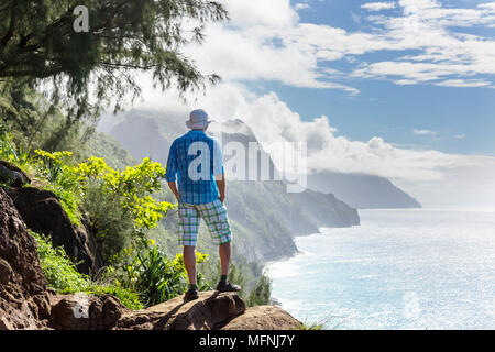 Wanderer auf dem Weg in den grünen Dschungel, Hawaii, USA Stockfoto