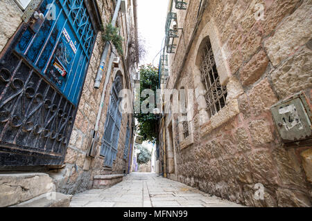 Jerusalem, Israel - 15. Februar 2018: Eine typische Gasse in einer der älteren Abschnitten von Jerusalem, Israel Stockfoto