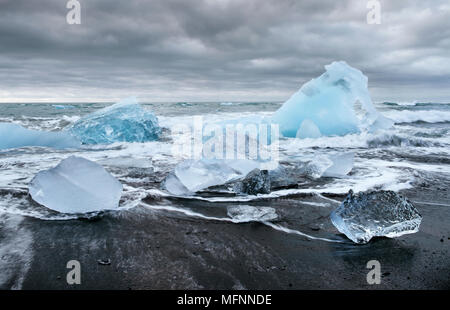 Gletscherlagune Jokulsarlon, fantastischen Sonnenuntergang am schwarzen Strand, Island Stockfoto