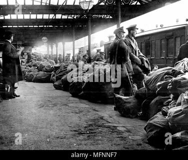 Nach der anti-englische Irischen Aufstand in Dublin, Mai 1916, öffentliche Dienste gestört wurden. Hier Säcke von Mail sind oben auf der Plattform in Dublin Station unter dem Schutz der britischen Truppen angehäuft, Warten auf die Verteilung. Foto. Stockfoto