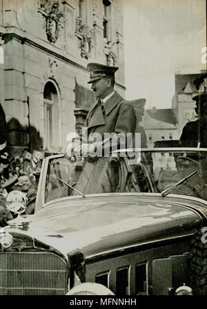 Adolf Hitler durch eine deutsche Stadt in einer offenen Mercedes c1936 Gefahren. Stockfoto