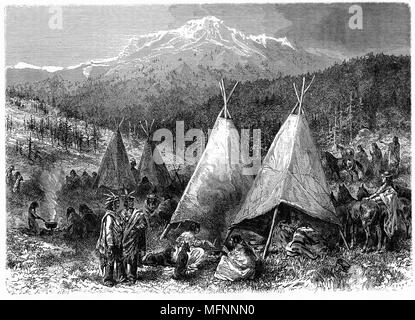 Cree North American Indian squaw mit Ihrem papoose auf ihren Rücken, stehen außerhalb Ihres tipi mit einem älteren Kind und zwei Hunde. Von Foto c 1885-1890 Stockfoto