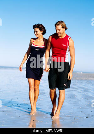 Junges Paar am Strand und halten sich an den Händen Ref: CRB421 10037 022 obligatorische Credit: Sven Arnstein/Photoshot Stockfoto