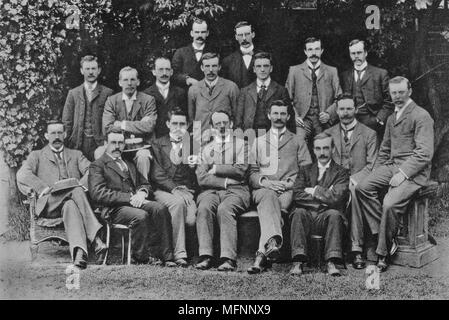 (JJ) Joseph John Thomson (1856-1940) Britischer Kernphysiker, entdeckt Elektron, hier mit seiner Forschung Studenten am Cavendish Laboratory in Cambridge, 1898. Nach rechts, hinten: SW Richardson, J Henry Links. Mitte: EBH Wade, GA Shakespear, CTR Wilson, Ernest Rutherford, W Craig-Henderson, JH Vincent, GB Bryan. Vorderseite: J McClelland, C Kind, Paul Langevin, JJ Thomson, J Zeleny, RS Weiden, HA Wilson, JSE Townsend. Stockfoto