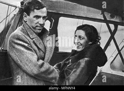 Amy Johnson (1903-1941) Englisch aviator, etwa für Kapstadt 1932. Johnson Abschied von ihrem Ehemann, Fellow pilot James Mollison, vor dem Start. Sie erstellt einen neuen Datensatz für eine solo Flug von London nach Kapstadt, Abschluss der Reise in 4 Tagen, 6 Stunden und 54 Minuten Aufzeichnung ihres Mannes von 10 Stunden, 28 Minuten. Stockfoto