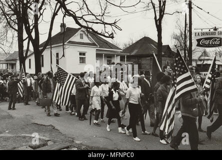 Teilnehmer, einige, die amerikanische Fahnen, marschieren in der zivilen Strumpfhosen März von Selma nach Montgomery, Alabama, USA, 1965. Fotograf: Peter Pettus. Stockfoto