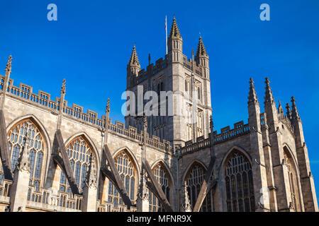 Fassade der Abteikirche St. Peter und St. Paul, die gemeinhin als Bath Abbey bekannt. Anglikanische Pfarrkirche und ehemalige Benediktiner Kloster in Badewanne, Somerse Stockfoto