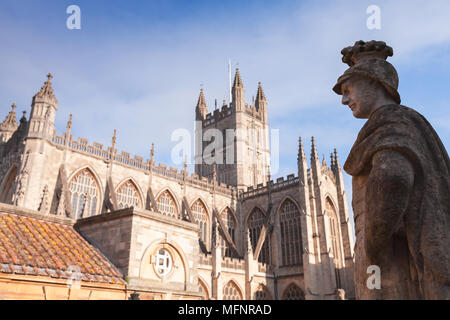 Alte steinerne Statue in Römische Bäder, Badewanne, Somerset, Großbritannien Stockfoto