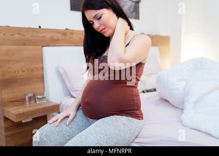 Rückenschmerzen während der Schwangerschaft Stockfoto